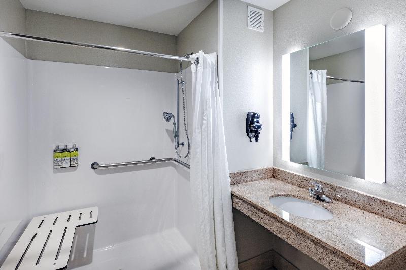 Holiday Inn Express Hotel & Suites Pryor photo 18