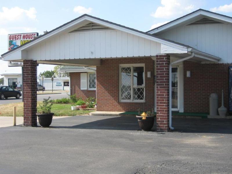Guest House Motel Chanute image