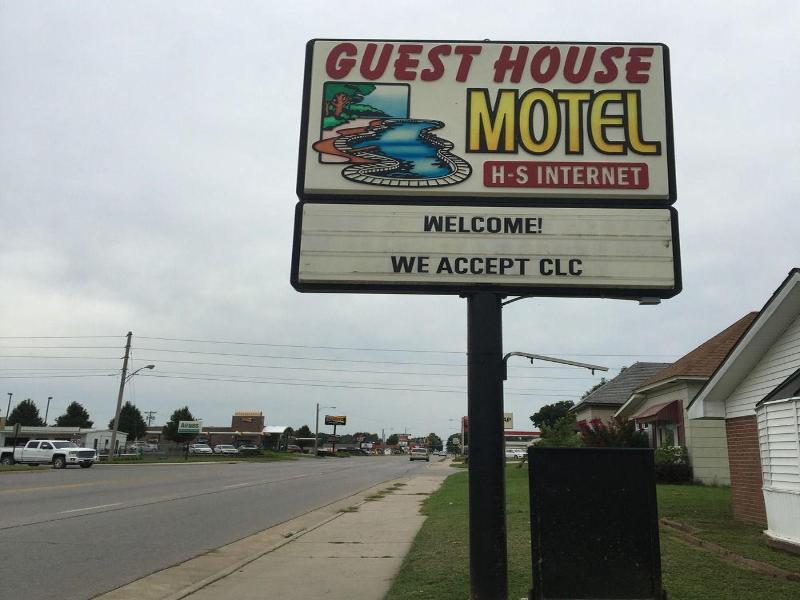 Guest House Motel Chanute image
