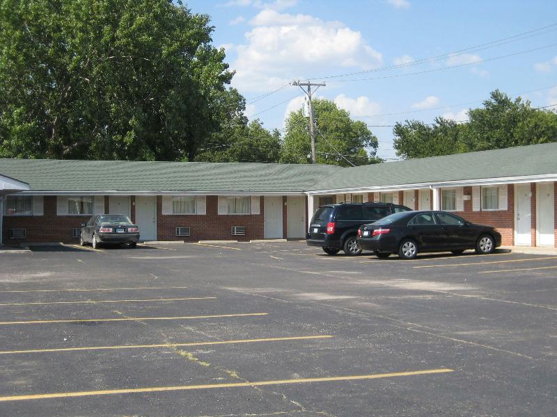 Guest House Motel Chanute image