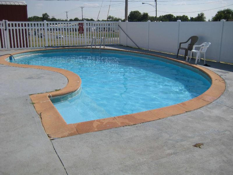 Guest House Motel Chanute image