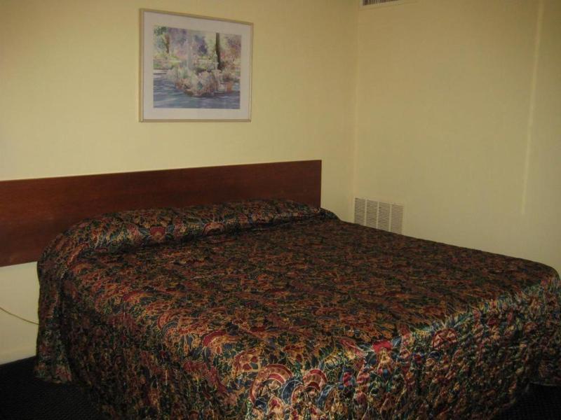 Guest House Motel Chanute image