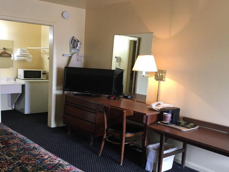 Guest House Motel Chanute image
