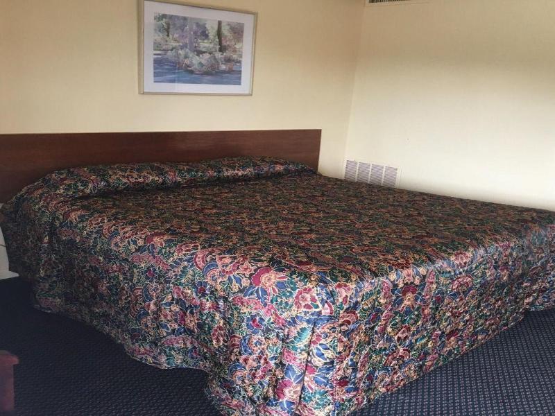 Guest House Motel Chanute image
