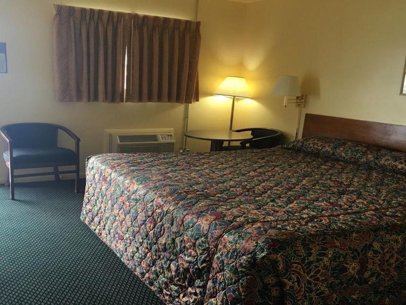 Guest House Motel Chanute image