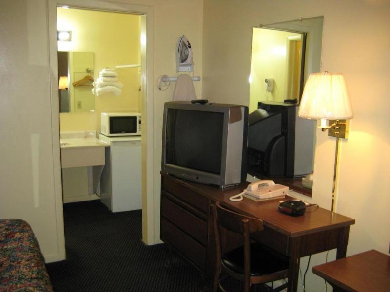 Guest House Motel Chanute image