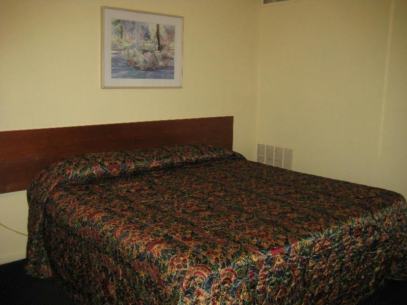 Guest House Motel Chanute image