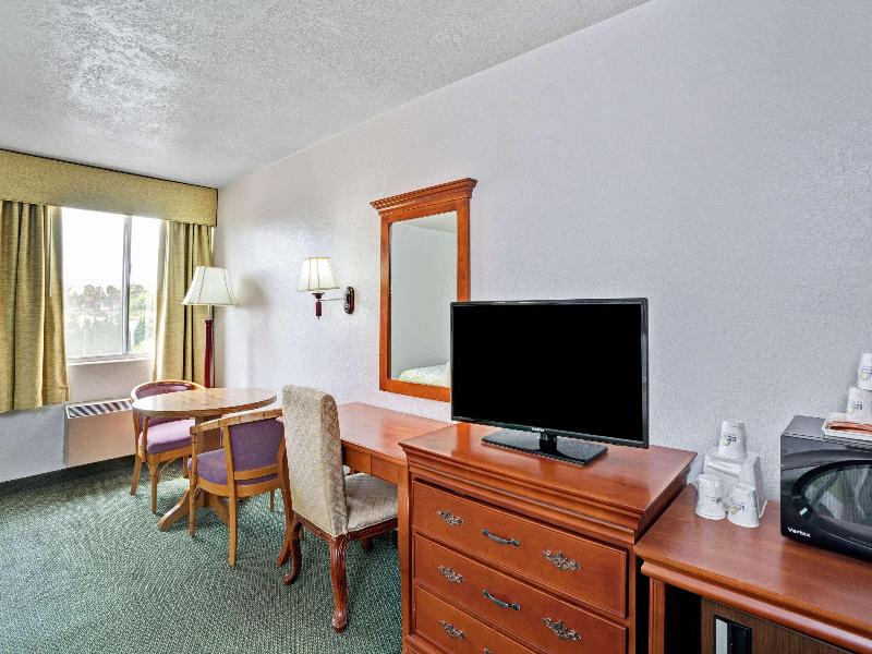 Days Inn & Suites by Wyndham Fullerton image