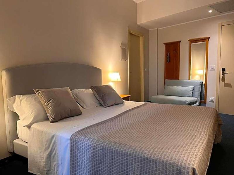 Hotel Dore image