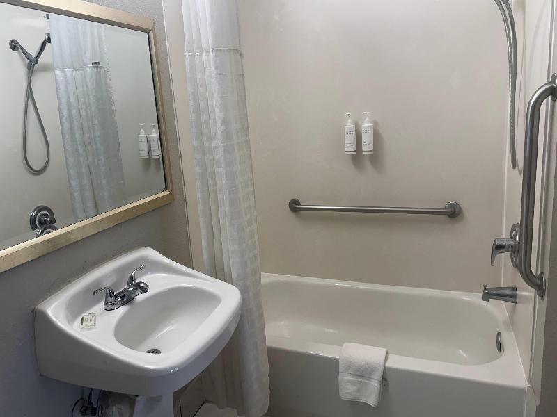 Days Inn by Wyndham Lake City I-10 image