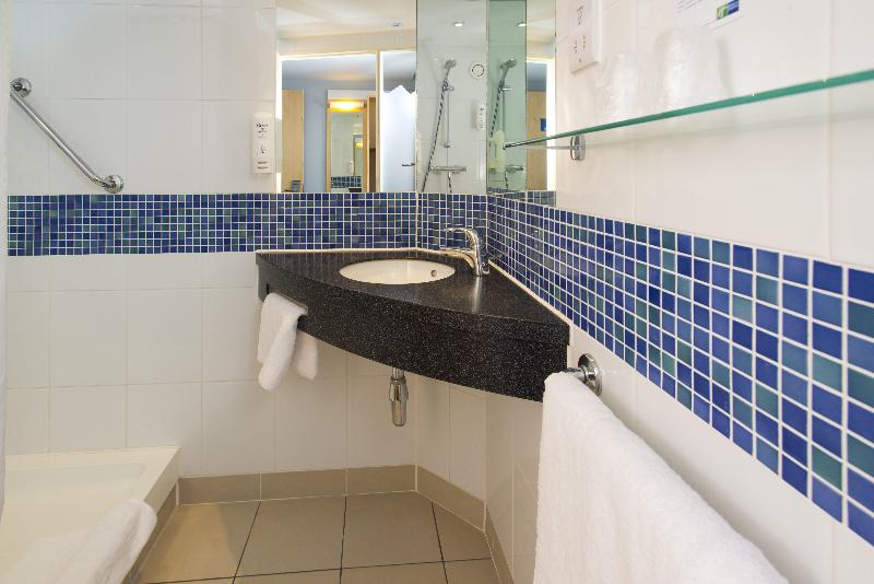 Holiday Inn Express London-Epsom Downs image