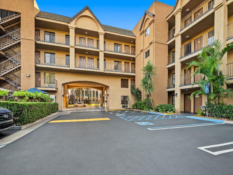 Howard Johnson by Wyndham Pasadena image
