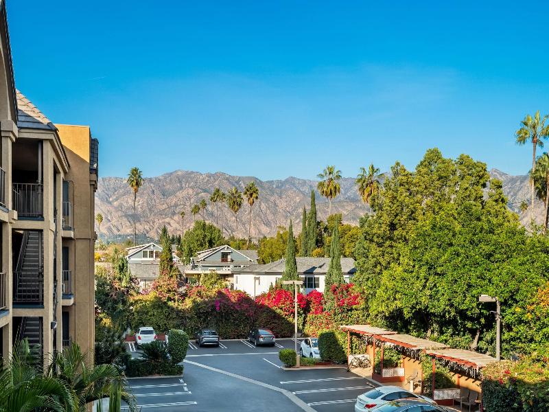 Howard Johnson by Wyndham Pasadena image