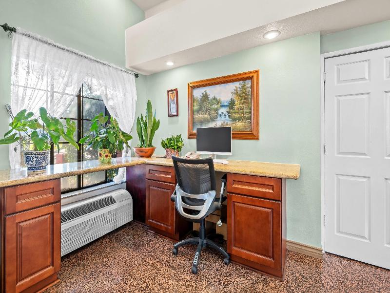Howard Johnson by Wyndham Pasadena image