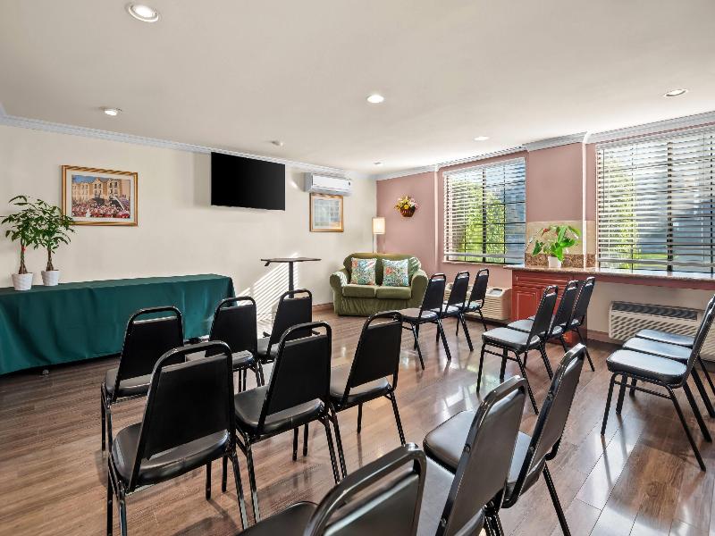 Howard Johnson by Wyndham Pasadena image