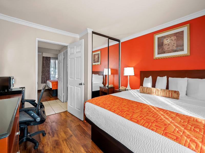 Howard Johnson by Wyndham Pasadena image