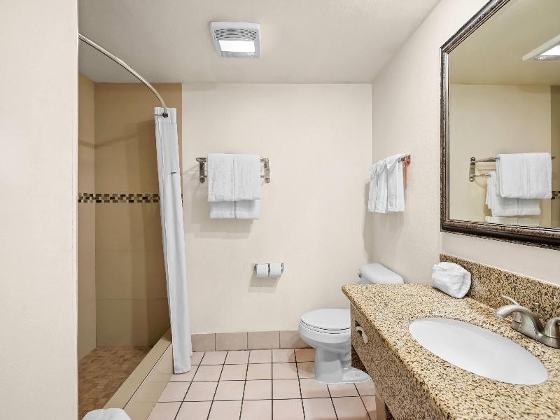 Howard Johnson by Wyndham Pasadena image