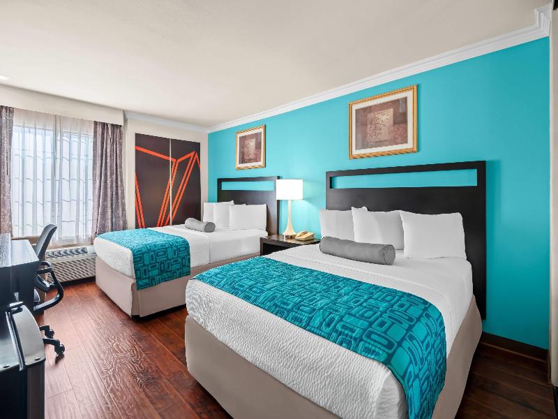 Howard Johnson by Wyndham Pasadena image