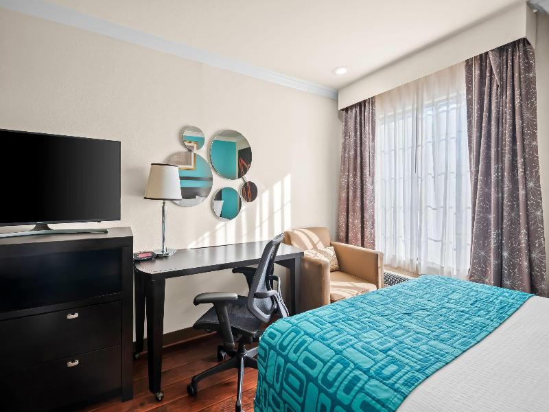 Howard Johnson by Wyndham Pasadena image