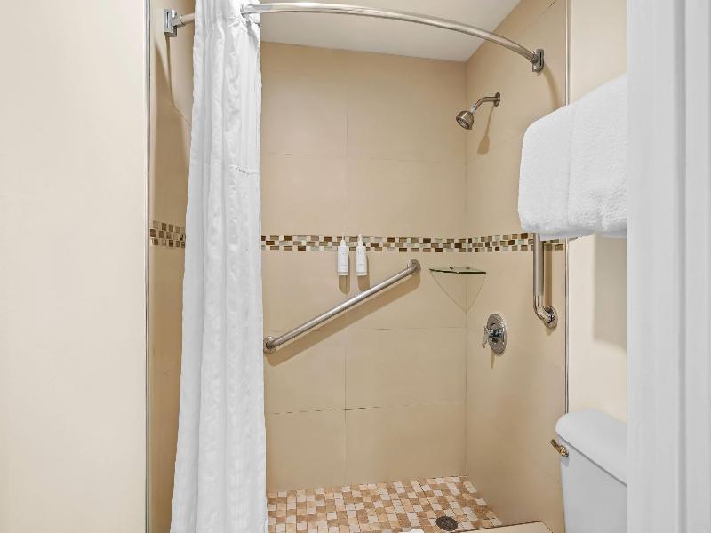 Howard Johnson by Wyndham Pasadena image