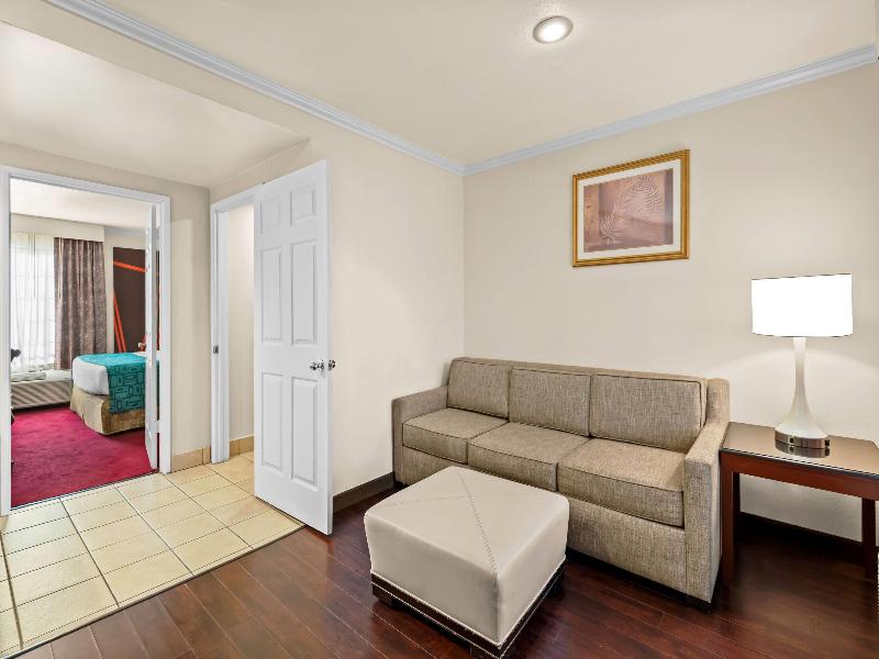 Howard Johnson by Wyndham Pasadena image