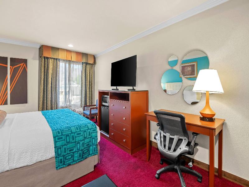 Howard Johnson by Wyndham Pasadena image