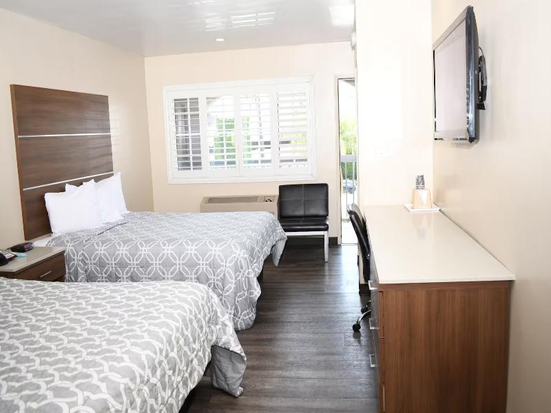 Travelodge by Wyndham Long Beach Convention Centr image