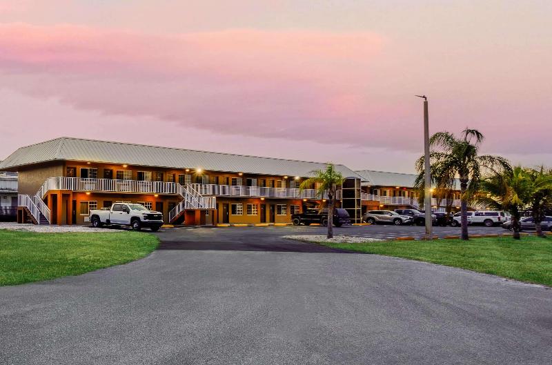 Travelodge Suites by Wyndham Lake Okeechobee image