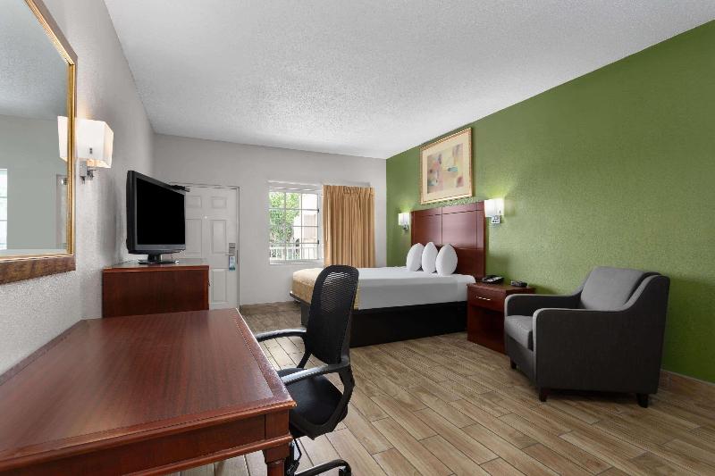 Travelodge Suites by Wyndham Lake Okeechobee image