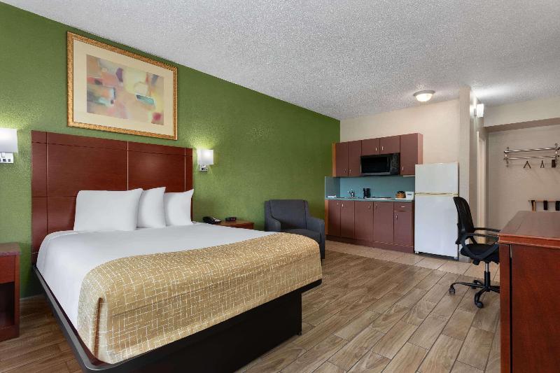 Travelodge Suites by Wyndham Lake Okeechobee image