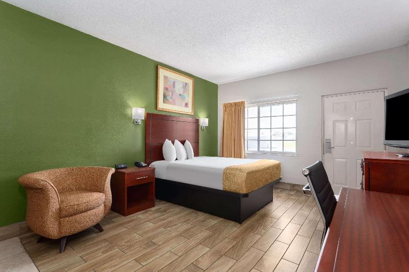 Travelodge Suites by Wyndham Lake Okeechobee image