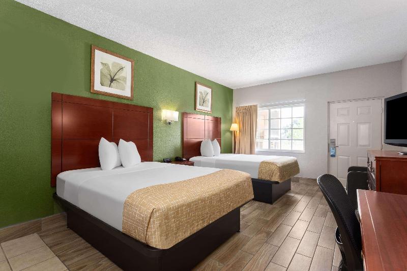 Travelodge Suites by Wyndham Lake Okeechobee image