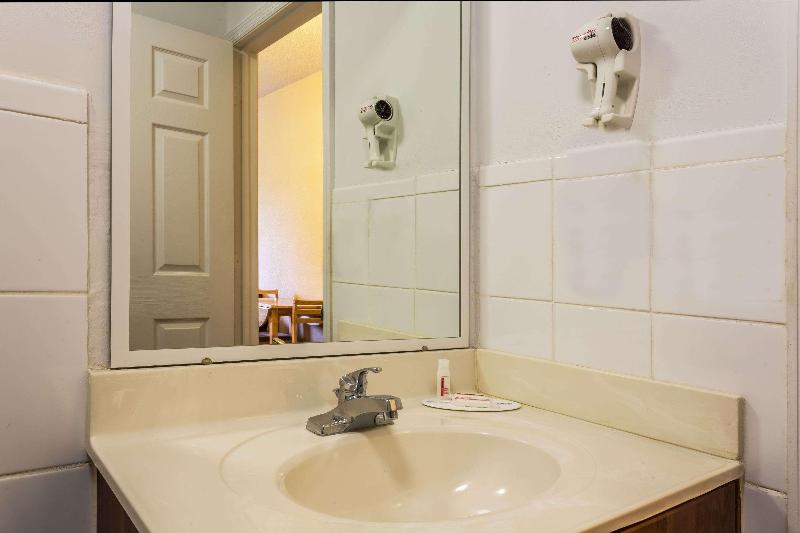 Travelodge Suites by Wyndham Lake Okeechobee image
