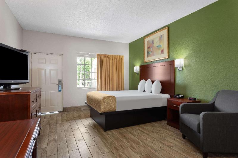 Travelodge Suites by Wyndham Lake Okeechobee image