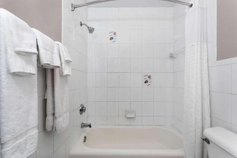 Travelodge Suites by Wyndham Lake Okeechobee image