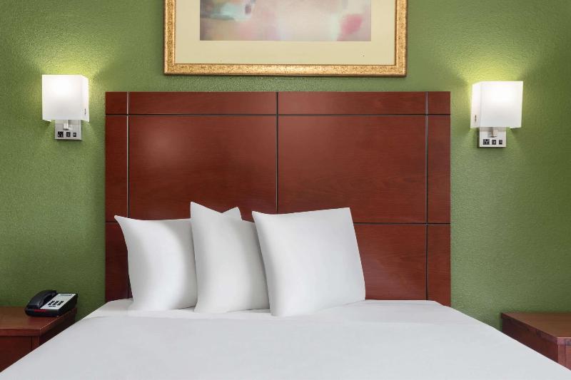 Travelodge Suites by Wyndham Lake Okeechobee image