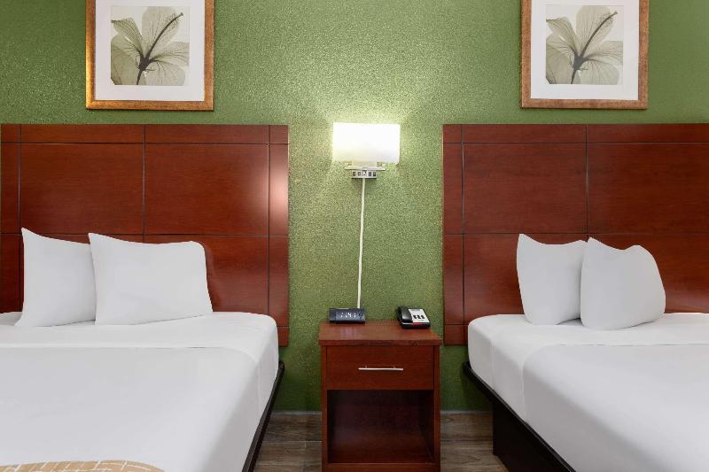 Travelodge Suites by Wyndham Lake Okeechobee image