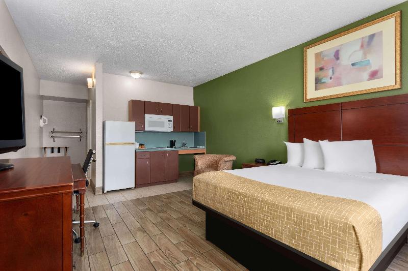 Travelodge Suites by Wyndham Lake Okeechobee image
