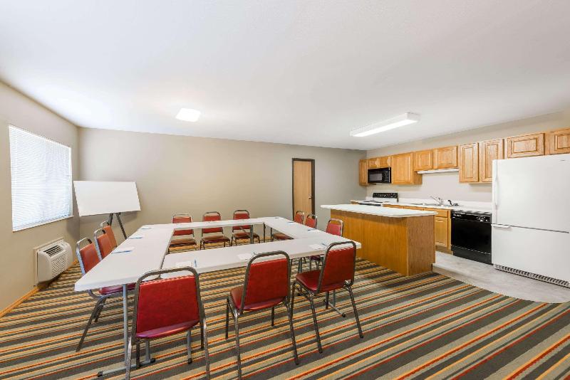 Super 8 by Wyndham Chanute image