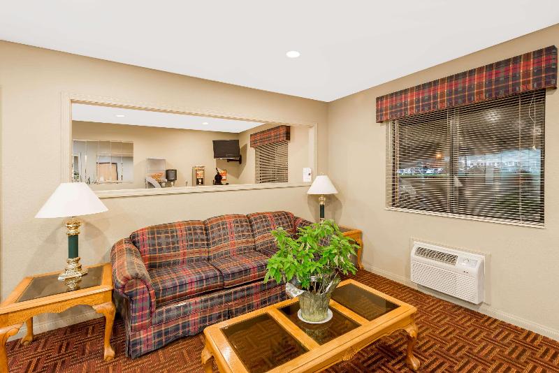 Super 8 by Wyndham Chanute image