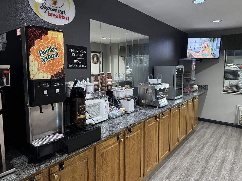Super 8 by Wyndham Chanute