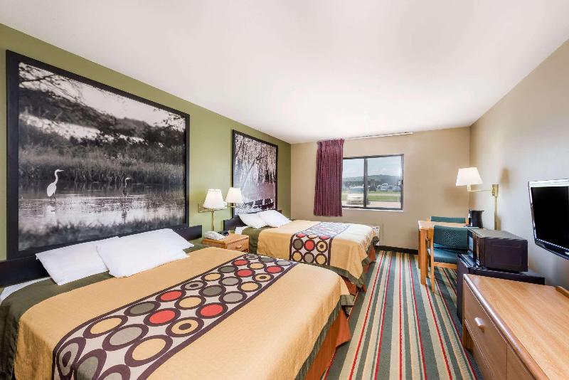 Super 8 by Wyndham Chanute image
