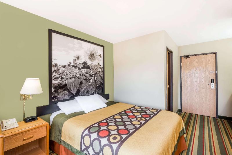Super 8 by Wyndham Chanute image