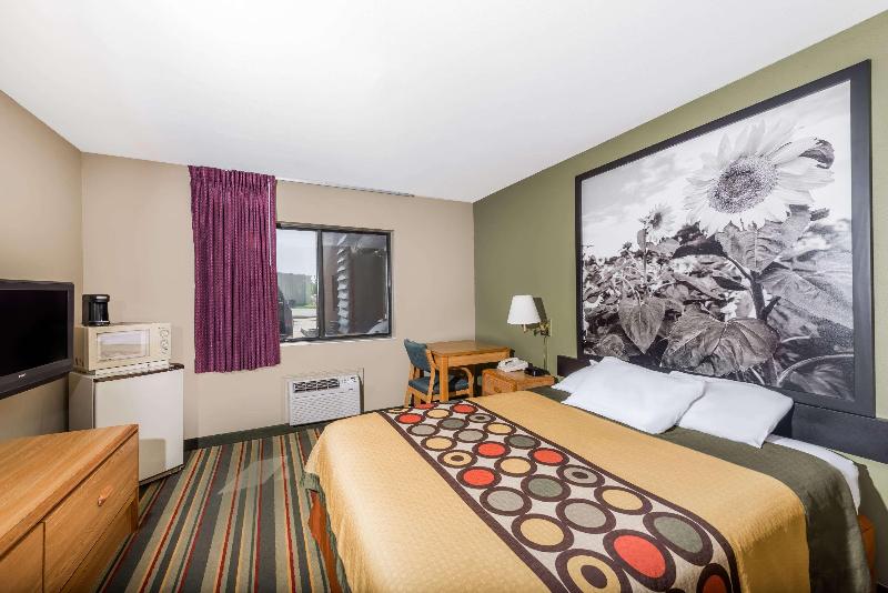 Super 8 by Wyndham Chanute image