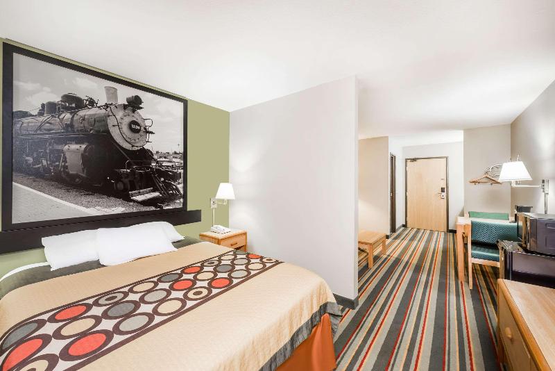 Super 8 by Wyndham Chanute image