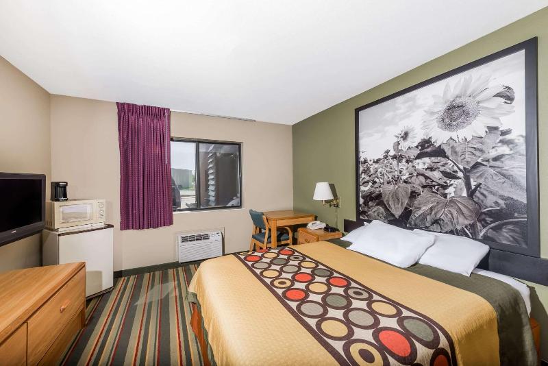 Super 8 by Wyndham Chanute image 5