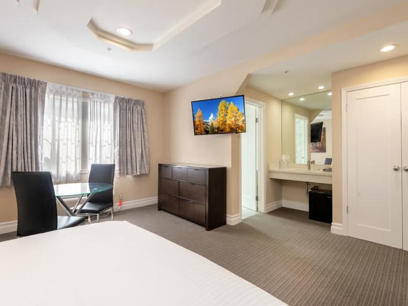Wilshire Crest Hotel image