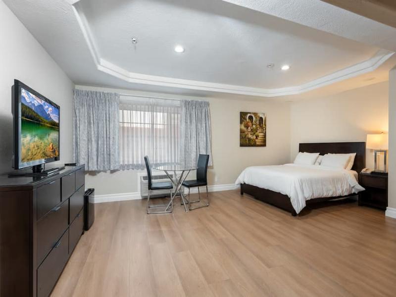 Wilshire Crest Hotel image