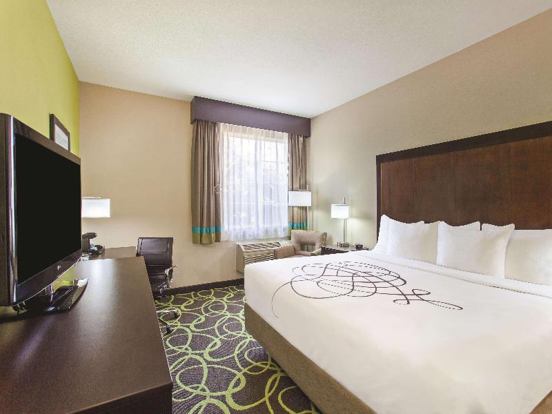 La Quinta Inn & Suites by Wyndham Los Banos image