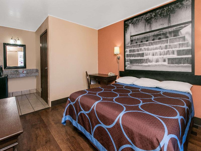Super 8 by Wyndham Lubbock Civic Center North image